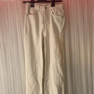 Bik bok jeans - Hej, säljer jeans på grund av att dem är för små på mig. I fint skick, strl 32.