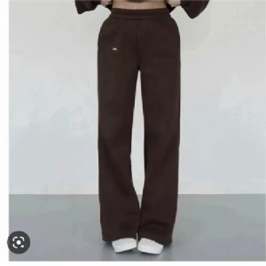 Sweatpants - Säljer ett par sweatpants från venderby’s storlek xs/s, köpte dem på Sellpy men tyvärr va de lite för små för mig! Har inget tecken på användning 💗