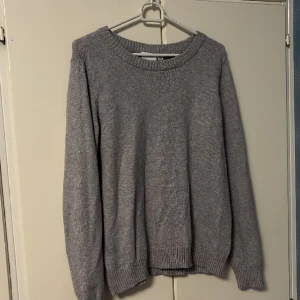 Stickad tröja  - Säljer en stickad tröja från Vila i storlek M. Har använt den cirka 3 gånger därför är den fortfarande i super gott skick. Den är super mjuk ock skön😊