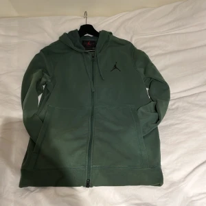 Jordan kofta - Säljer min fina Jordan kofta, den är knappt använd och har inga defekter eller liknande. Storlek M
