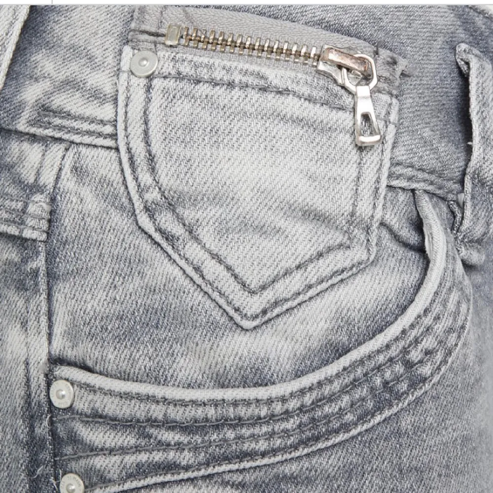 Säljer mina jeans för har tyvär växt ur dom 🩷. Jeans & Byxor.