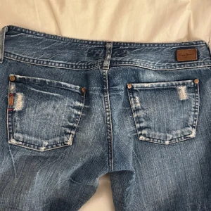 Lågmidjade pepe jeans!! - Säljer nu mina så så snygga Pepe jeans som jag köpte här på Plick. Säljer då de var alldeles för stora för mig. Skulle nog säga att de passar en M/L💗💗(lånade bilder)