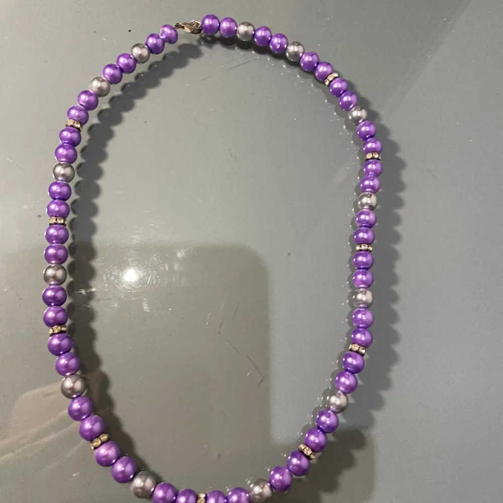 Halsband med lila pärlor . Accessoarer.