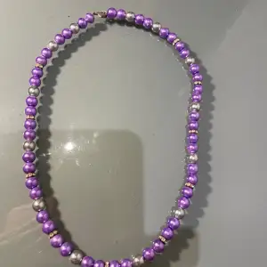 Halsband med lila pärlor 