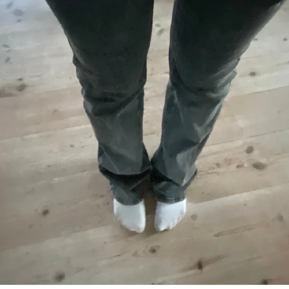 Utsvängda gråa jeans - 91