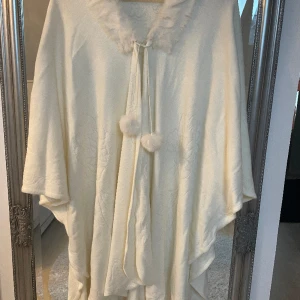 Vit poncho - Vit fin poncho Storlek One size. Inköpt i Istanbul.