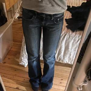 Sjuk snygga och eftertraktade lågmidjade jeans. De är helt nya och därmed inga defekter ❤️Säljer pga ska flytta och måste rensa❣️