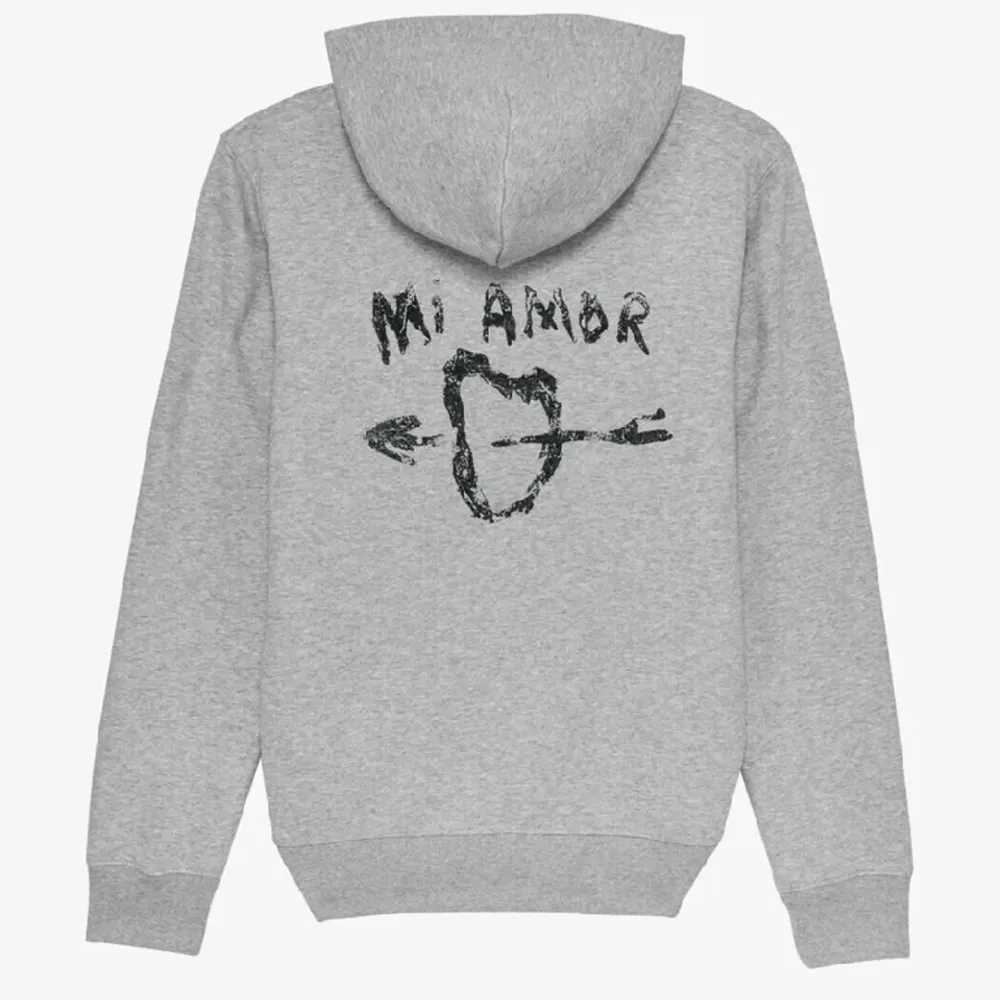 Grå Mi amor hoodie från Mira Paris💘 använd ett fåtal gånger men bra skick och inga defekter. 2:a och 3:e bilderna är egna💘nypris: 2000kr. Mitt pris är minst 720💘 . Hoodies.