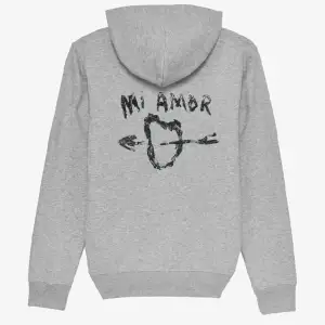 Grå Mi amor hoodie från Mira Paris💘 använd ett fåtal gånger men bra skick och inga defekter. 2:a och 3:e bilderna är egna💘nypris: 2000kr. Mitt pris är minst 720💘 