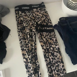 Stronger träningsbyxor - Säljer mina jätte fina stronger träningsbyxor. Kommer tyvärr inte till användning av dom längre men de har inga defekter eller hål. Priset kan diskuteras❤️