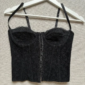 korsett - As snygg korsett i str S. Aldrig använd säljer endast då den inte kommer till användning. Väldigt stretchig🥰 skriv privat för bilder. (Lånad bild)