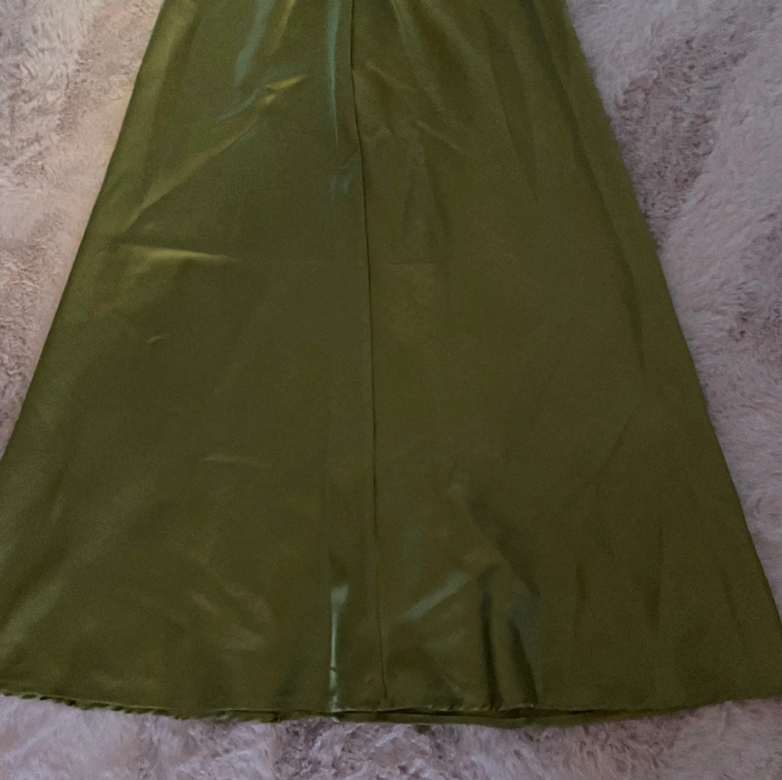 Säljer denna snygga olivgröna satin kjolen! Storlek S!😻 - 90