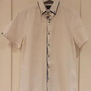En fin skjorta som tyvärr inte kommit till användning.  Från F&F och storlek L Den är vit med blåa detaljer. Inga defekter🌟 Den passar perfekt för många tillfällen!  Se gärna mina andra liknande annonser☺