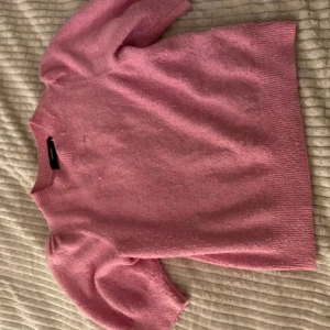 Stickad t shirt - Stickad tröja från vero moda, den är nopprig så därav lite billigare!💕