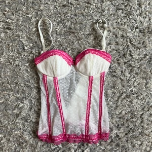 Rosa korsett - Rosa korsett 🤍skulle säga att den passar A-B kupa! 