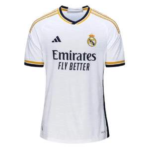 SÖKER saker som gäller Real Madrid. Det kan vara från tröjor, halsdukar, pinar 📌, muggar osv.  Skulle vara bea om d va billigt😻