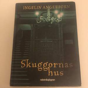 En väldigt spännande, bra bok och den är lite läskigt+skriven av Ingelin Angerborn. Väldigt lik boken rum 213.