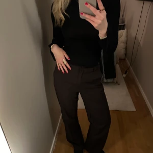 Bikbok mörkbruna kostymbyxor - Super snygga mörkbruna kostymbyxor från bikbok som knappt är använda🥰