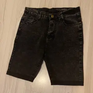 Säljer ett par svarta jeansshorts som inte är använda.  Jag vet inte vilket märke det är eller vilken storlek men skulle gissa på M eller L! Midjemått: 85 cm