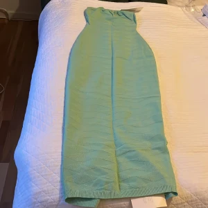 Adoore OSILIO MIDI TUBE DRESS PASTEL GREEN - Oanvänd 