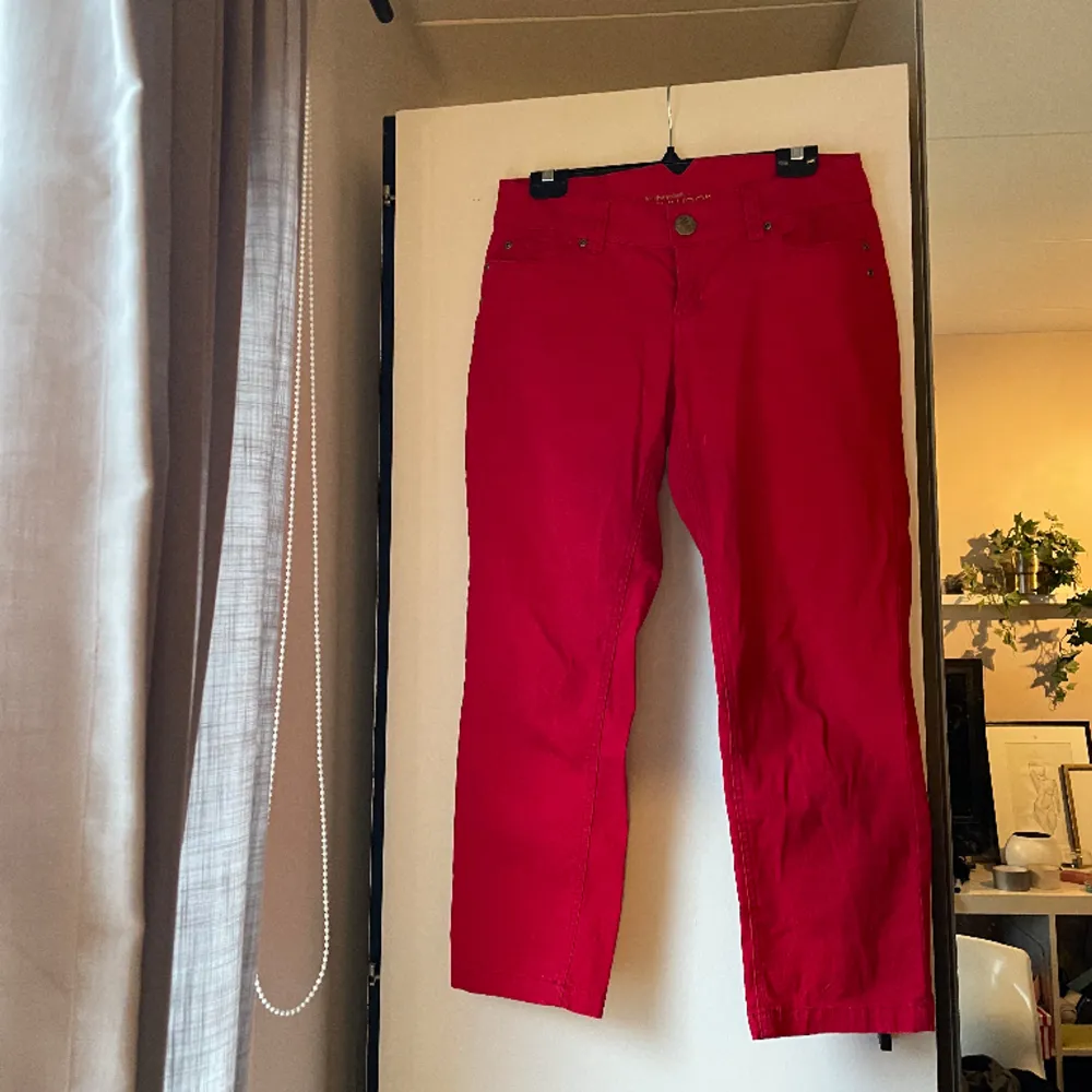 Röda byxor från mywear. Låg midja och går till anklarna, har blivit för små för mig❤️. Jeans & Byxor.