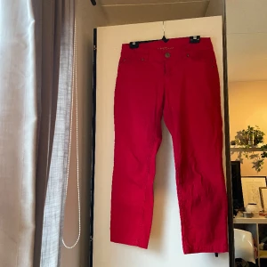 Röda byxor - Röda byxor från mywear. Låg midja och går till anklarna, har blivit för små för mig❤️