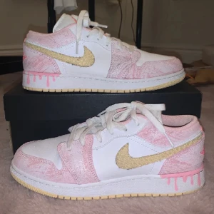 Air Jordan 1 - Airjordan paint drip i storlek 39 som var för stora för mig då jag har ungefär 38 i storlek:/ Säljer vidare om det finns någon intresserad.  🥰 