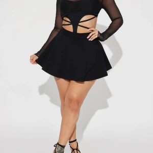 Svart kjol - Endast testad men lite för kort för min smak så säljer vidare 💕