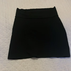 Svart kjol - Enkelt kort svart kjol 