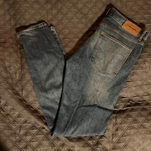 Säljer nu dessa jeans från J.Lindeberg som är i storlek W:33 L:32 men är lite liten i storlek. Dem är i mycket fint skick och jag är 187 cm. Vid fråga är det bara att höra av sig. 