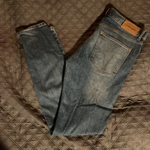 J.Lindeberg Jeans W:33 L:32  - Säljer nu dessa jeans från J.Lindeberg som är i storlek W:33 L:32 men är lite liten i storlek. Dem är i mycket fint skick och jag är 187 cm. Vid fråga är det bara att höra av sig. 