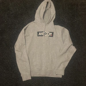  Hoodie  - Fin begagnad luvtröja säljes av märket Nike. Rök och djurfritt hem.