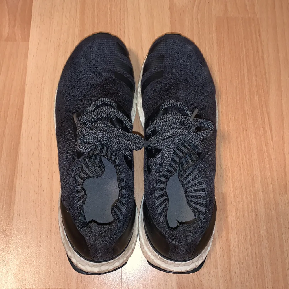 Storlek UK 7, vilket ungefär motsvarar 41 (40 2/3) Använda sparsamt som vanliga sneakers men modellen funkar även perfekt för löpning.  Nypris: 1 600kr. Skor.