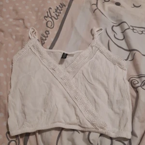 Linne  - En fin sommar topp med volanger! Jätte fint skick men dock lite stor för mig tyvärr! 