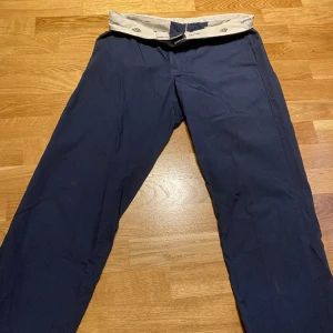 Dickies byxor  - Lite stora för mig i midjan som vanligtvis har stl S i allt men de blir mindre när man viker ner dem som på bilden🫶🏽 långa på mig som är 163. Pris kan diskuteras☺️