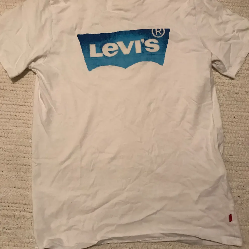 Fin Levi’s t-shirt som jag har fått men inte använt mycket. Helvit förutom trycket på bröstet💙🤍. Storlek S🫶. Tvättas såklart innan postning. T-shirts.