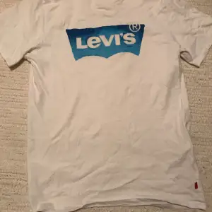 Fin Levi’s t-shirt som jag har fått men inte använt mycket. Helvit förutom trycket på bröstet💙🤍. Storlek S🫶. Tvättas såklart innan postning