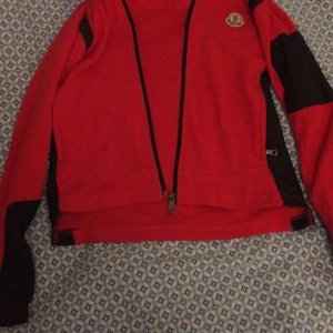 Moncler  - Size Xs , ny skick använd 1 gång men är för liten för mig tyvärr ,äkta