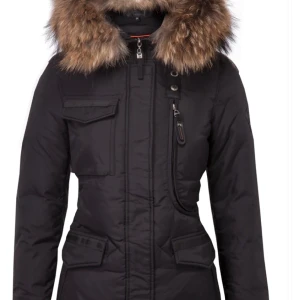 HOLLIES Livigno Jacka Svart/Natur -  En snygg svart vinterjacka i storlek 36 från Hollies är till salu för 2299kr. Jackan är i bra skick och har bara använts ett par gånger. Perfekt för att hålla dig varm under vintern. Priset kan diskuteras!  Har inte längre pälsen för jackan !!