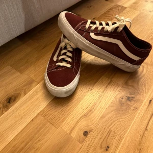 41 vans  - Röda vans knappt använt 41 tveka inte på att fråga om mer bilder säljer dom för halva priset spara era pengar köp mina för 450kr 😇 köparen står för takten 
