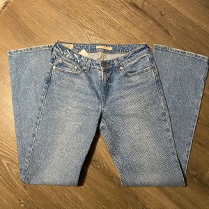 Lågmidjade bootcut Levis - Säljer mina favoritjeans Levis low pitch boot då de blivit för små. Jättefint skick då jag bara använt dom en vår! De är bootcut även om det inte riktigt syns på bilden ♥️ Ca 82cm i innerbenslängd  Kan förhandla priset 