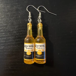 Örhänge med Corona  - Nya örhänge med Corona. Krokarna är inköpta som nickelsäkra.