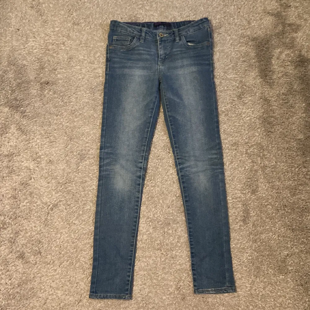 Jätte fina jeans från Levis i storlek xs/ s.  Helt som nya men utan prislapp.. Jeans & Byxor.
