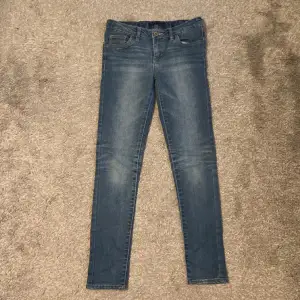 Jätte fina jeans från Levis i storlek xs/ s.  Helt som nya men utan prislapp.