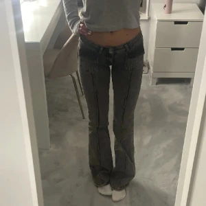 Brandy melville - Säljer mina jeans liknande de från nelly. Från brandy melville storlek S. Oanvända.  Lånad bild