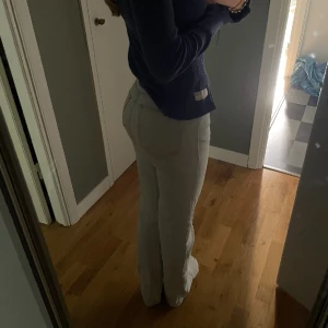 Jeans - Lågmidjade jeans från zara med slits. Fint skick 🩷