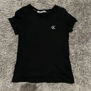 Calvin Klein T-shirt som inte kommer till användning. Ett litet hål på den men inget man lägger märke till.