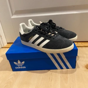 Mörkgrå Adidas Gazelle !!Aldrig använda!! - Provade men aldrig använda Adidas Gazelles i mörkgrå färg. Inga defekter, pris går att diskutera 👌