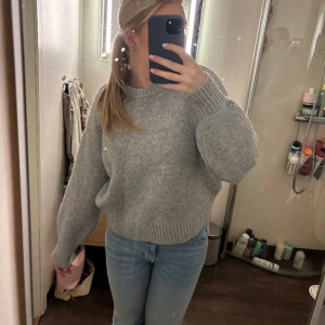 Stickad tröja - Grå stickad tröja från bikbok 🩶