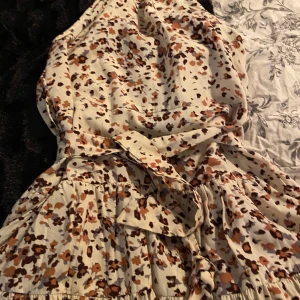 Klänning  - En klänning ifrån SHEIN i storlek 140 🤎 Väldigt skönt och tunt material som är nice att ha under sommaren när det är varmt. Finns även ett midjeband om det önskas 🤍 Köparen står för frakt och frimärke, kan även mötas upp 😗